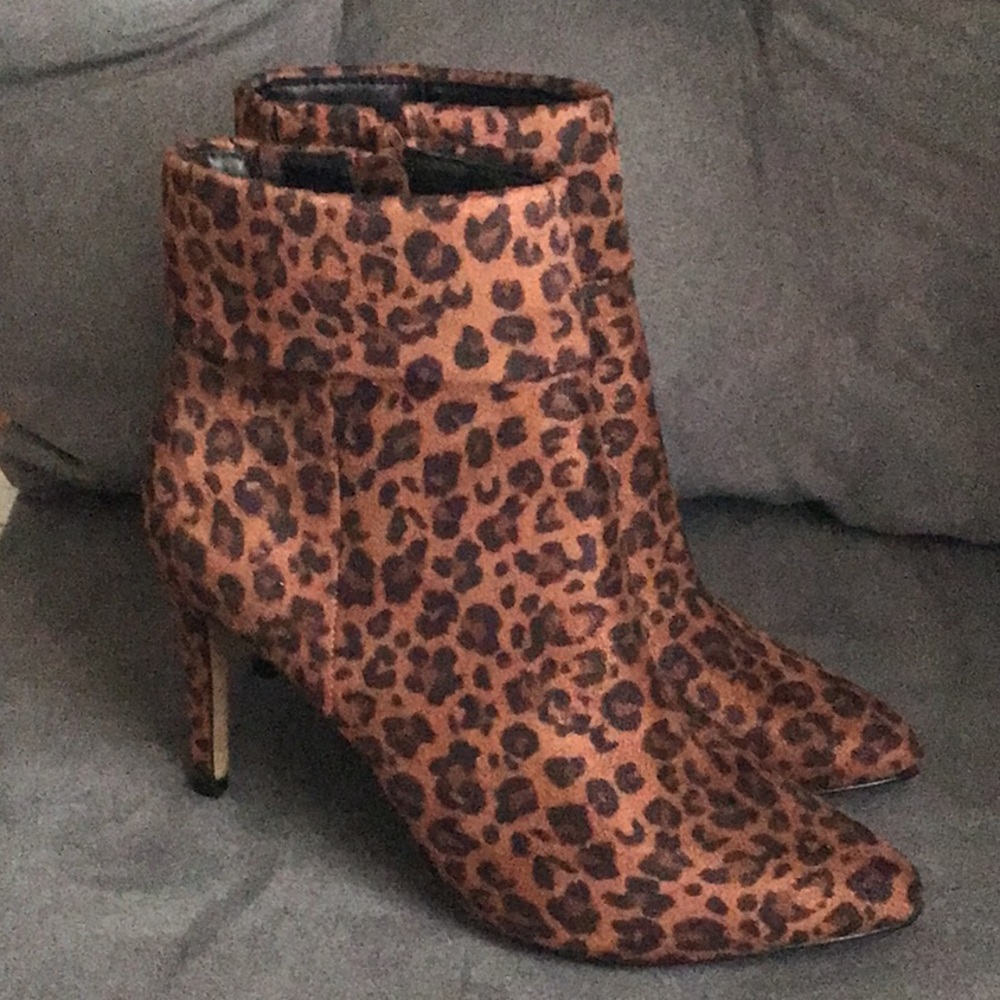 Express. Boots. Leapord Print.